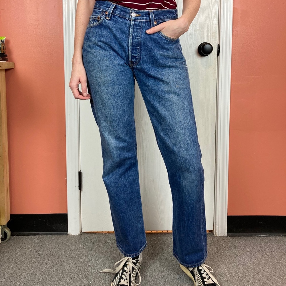 Vintage 501 Levi’s 80’s/90’s in perfect mid-wash💕